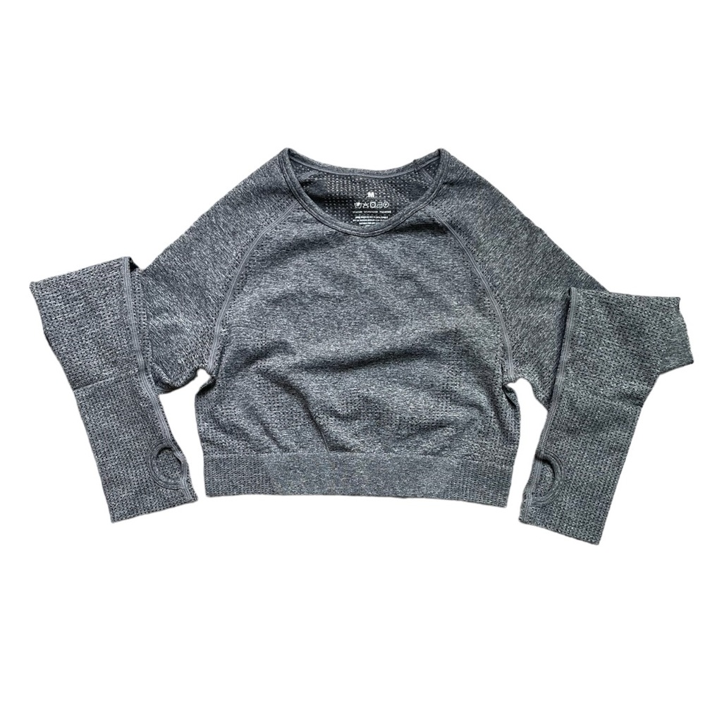 Grey cropped long sleeve work out shirt Size Medium